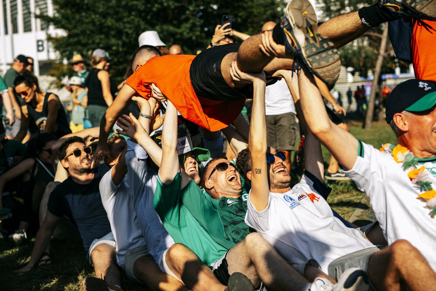 スタジアム周辺で楽しそうなファンたち ©Kiichi Matsumoto