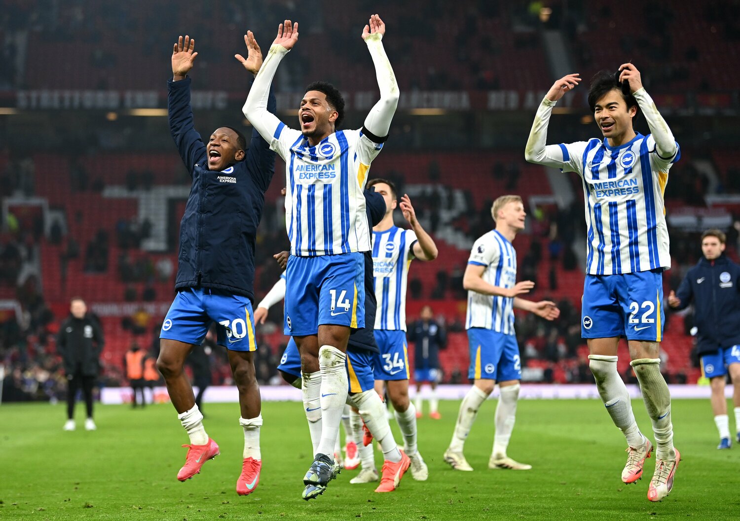 3－1での勝利後、サポーターとのセレブレーション。ルター、エストゥピニャンとともに両手を挙げて喜ぶ　©Getty Images