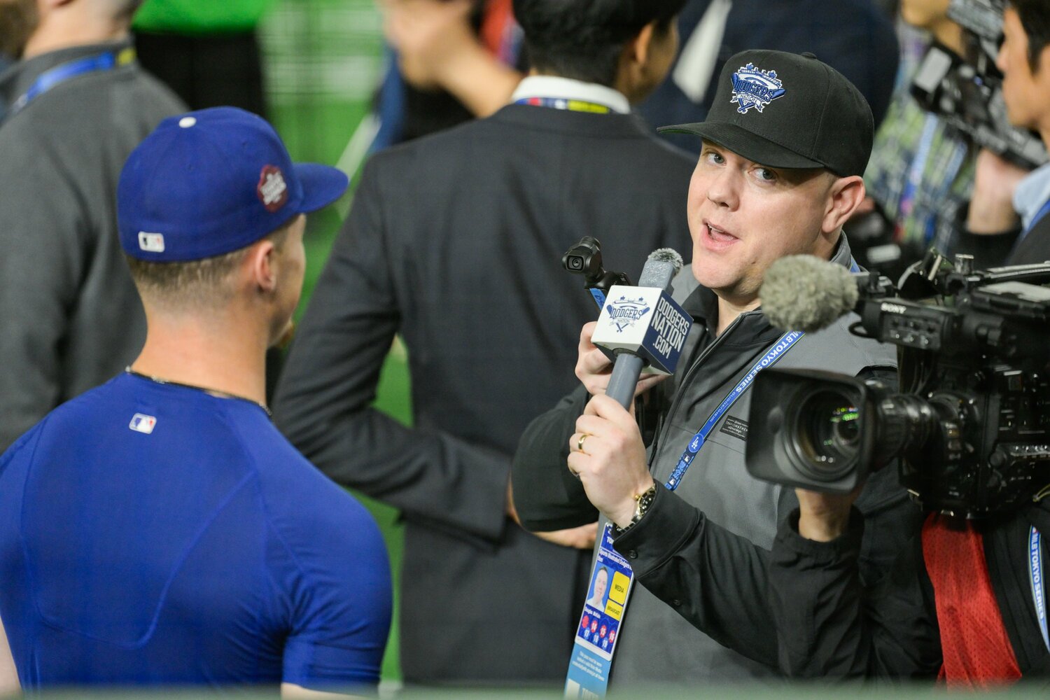 東京ドームで取材をする「ドジャース・ネーション」のダグ・マケイン記者（右）　©Nanae Suzuki