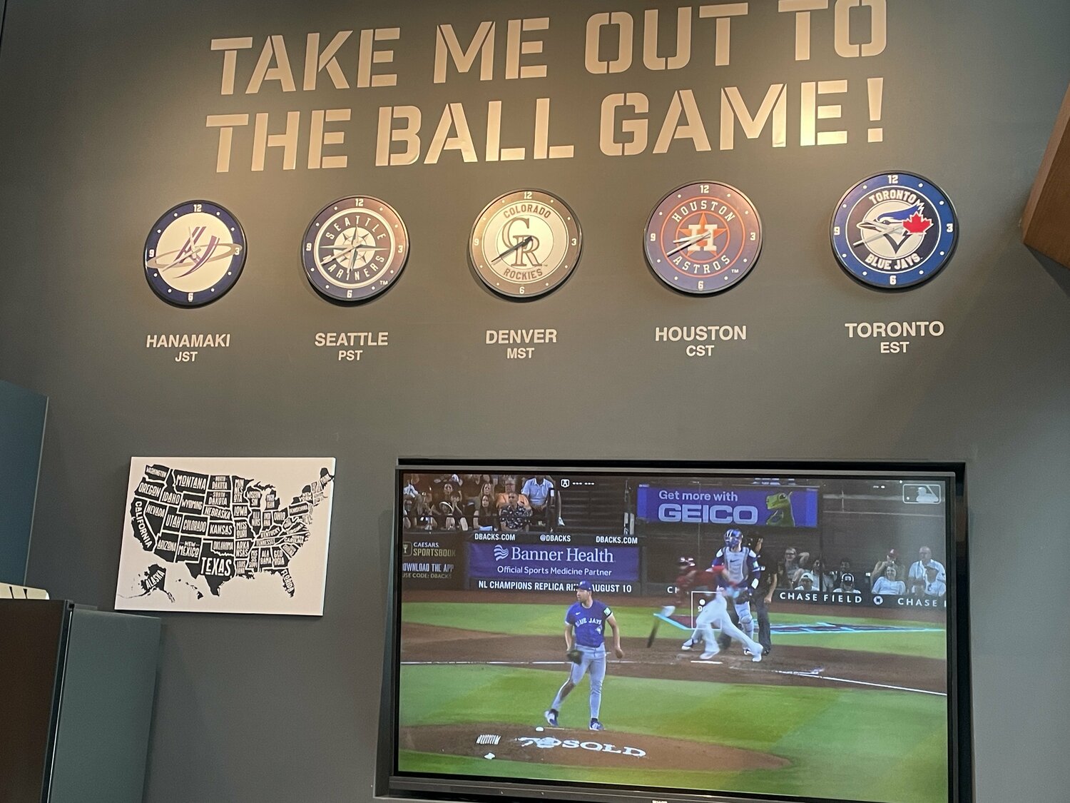 カフェにはテレビモニターと5つの時計が飾られている　©︎Ayako Oikawa