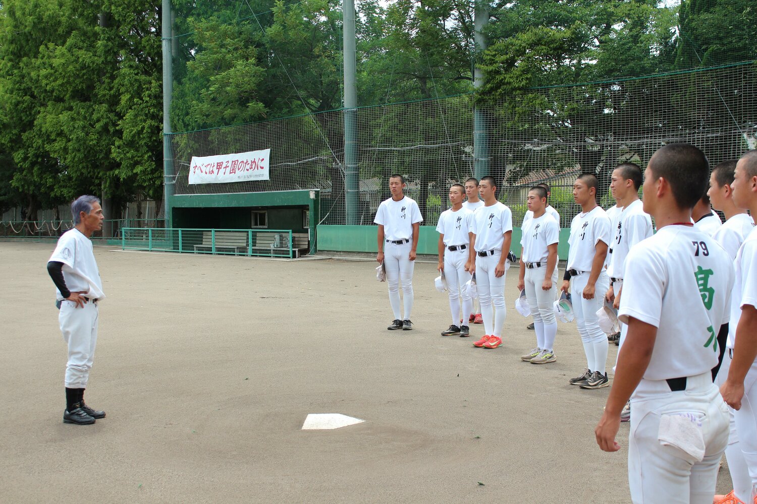 現在の柳川高を訪ねた。練習前のミーティングの様子　©Katsuharu Uchida