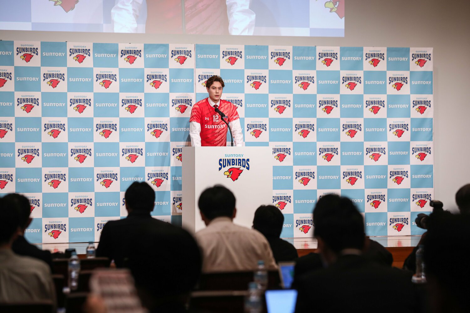 多くの報道陣の前で抱負を語った高橋藍　　©︎SUNTORY SUNBIRDS