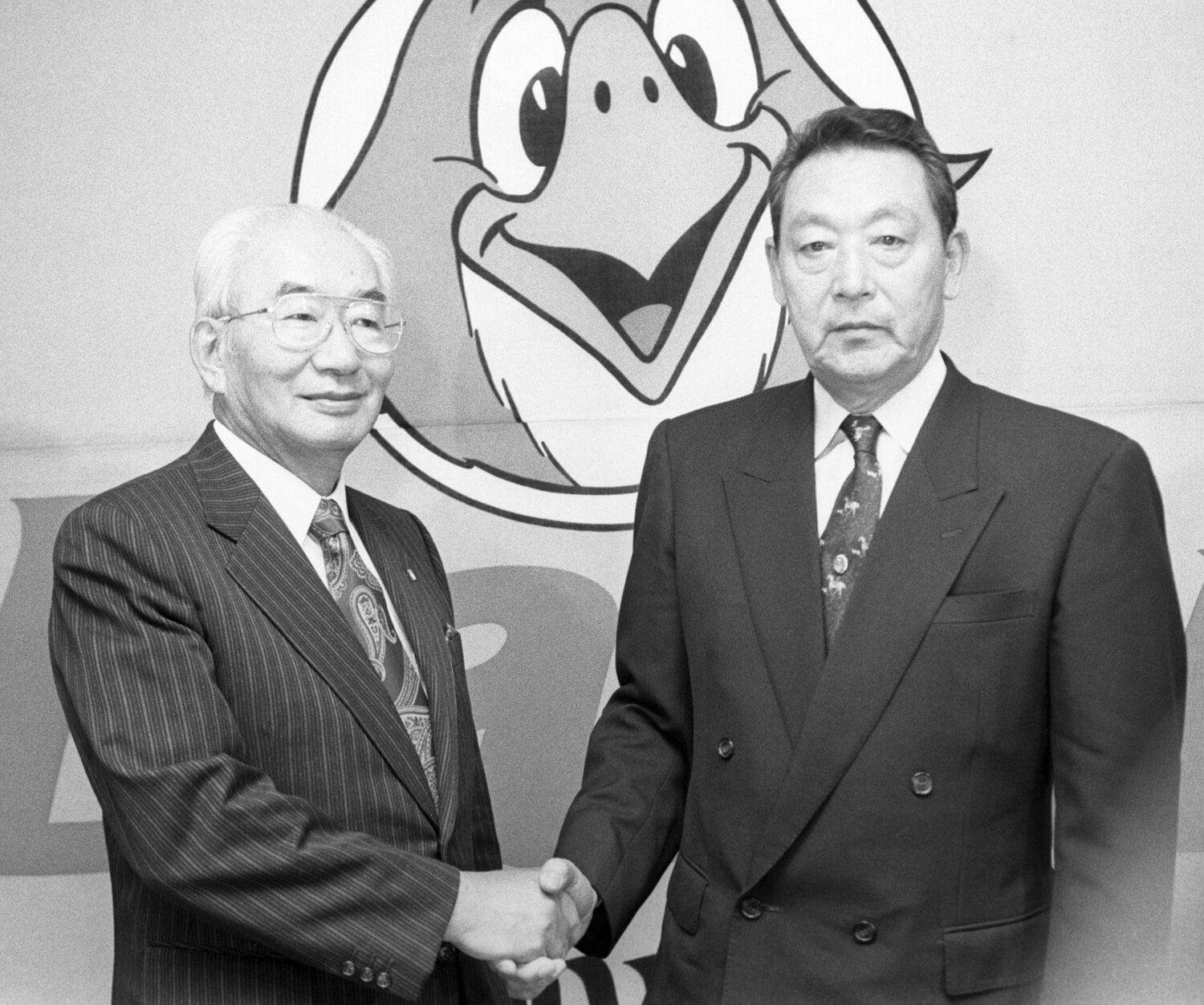 中内オーナー(左)が招聘した根本(右)は、小川にスカウティングを教え込んだ ©KYODO