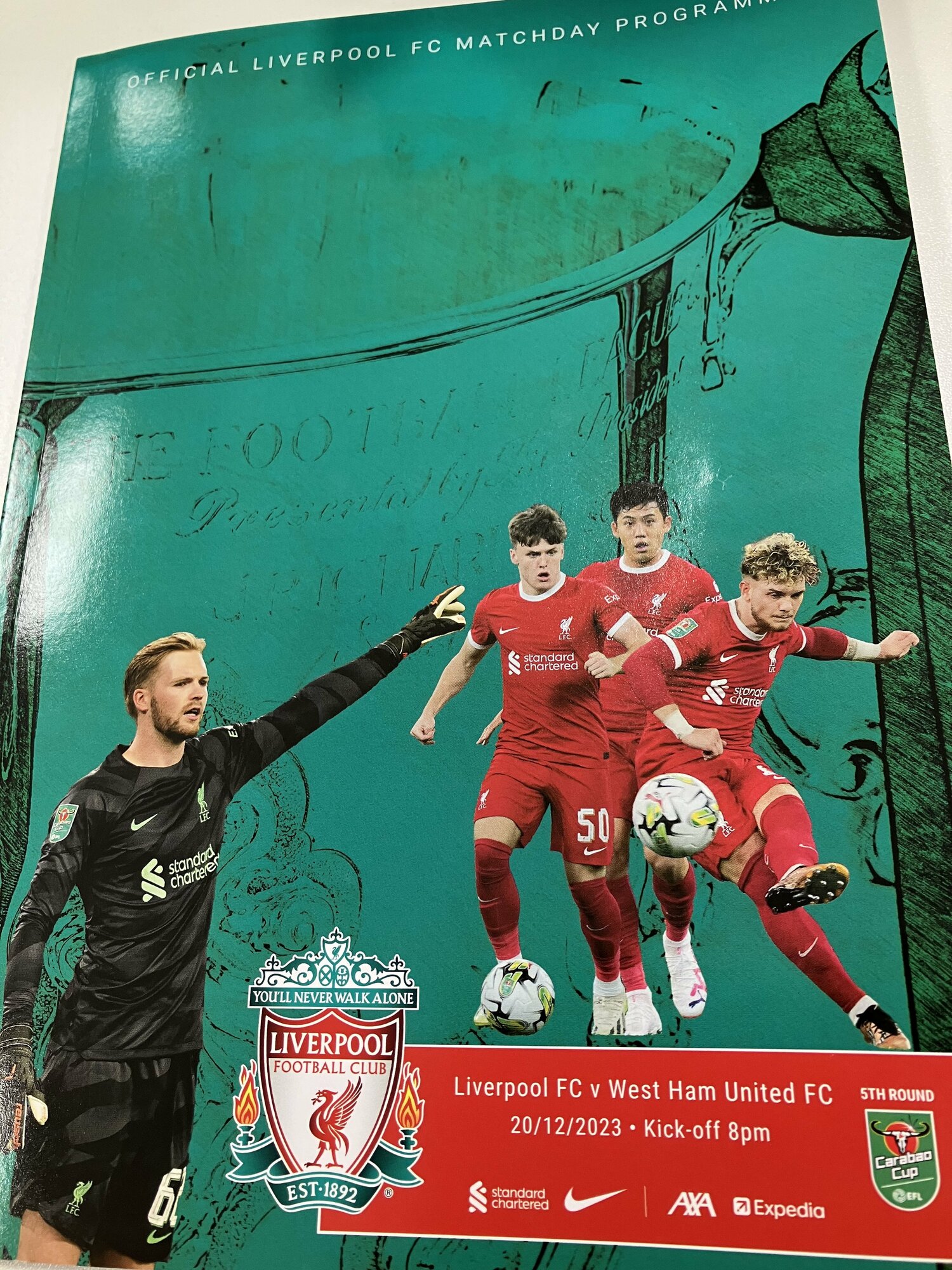 12月20日に行われたリーグ杯準々決勝・リバプール対ウェストハム戦のマッチプログラム。調子を上げてきた遠藤航が表紙に登場　©Kosuke Tajima