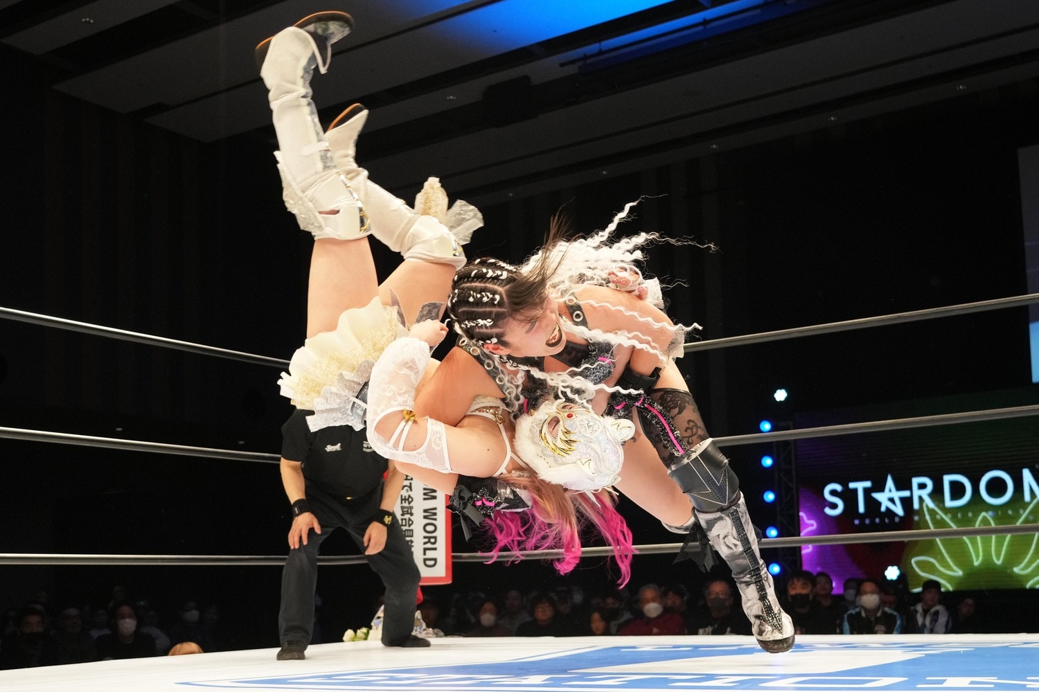 スターライト・キッドの白いベルトに挑んだ吏南の払い腰。2月24日、ライトキューブ宇都宮　©Essei Hara