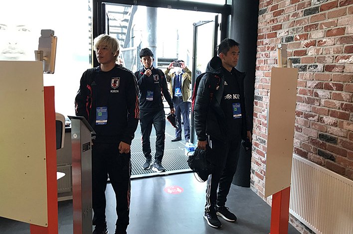 試合会場入りの際に、検温する伊東純也と川口コーチ©JFA