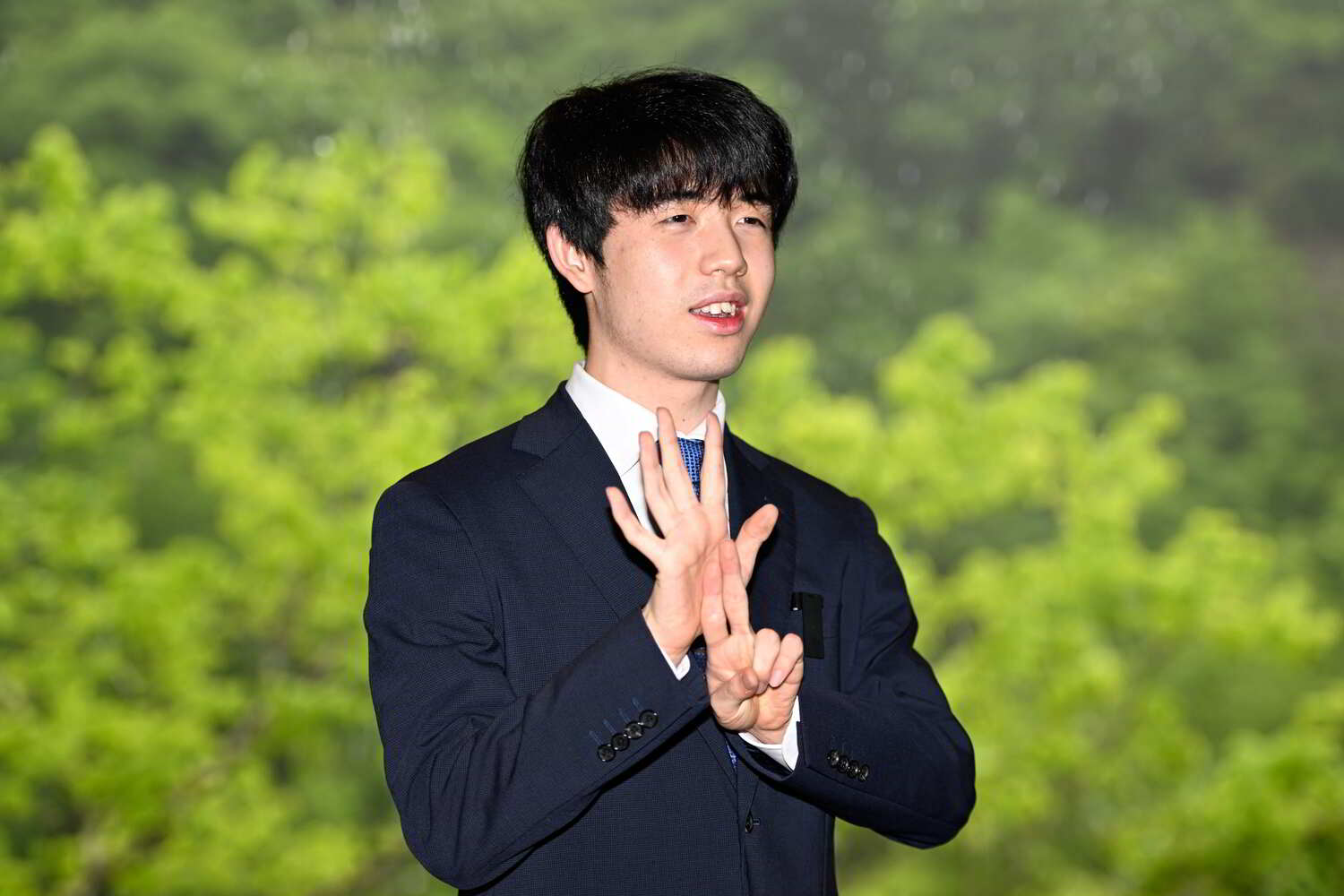 〈七冠ポーズ〉を取る藤井 ©Keiji Ishikawa