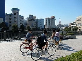 妙な乗り方だと思われるかもしれませんが……誰しも青春の1ページにこういう風景があるはず!?