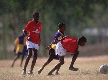 「子どもたちのために謝れ！」おかやま山陽監督がジンバブエで土下座した日「“自筆メモ”にスポーツ省が激怒」「外務省が関係修復に乗り出す事態に」＜Number Web＞ photograph by Getty Images