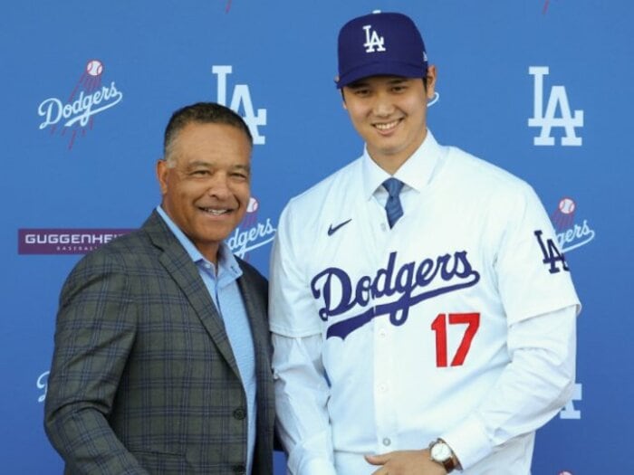 大谷翔平の「新しい上司」ドジャース・ロバーツ監督とは何者か？ 那覇生まれ、好物はカレーライス…日本人母は「日本語を教えておけばよかった」＜Number Web＞ photograph by Getty Images