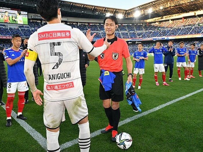 「嫌われた審判」の引退試合に“最高のサプライズ” 異例の釈明会見、無言電話…家本政明はあの大バッシングをどう乗り越えたのか？＜Number Web＞ photograph by J.LEAGUE