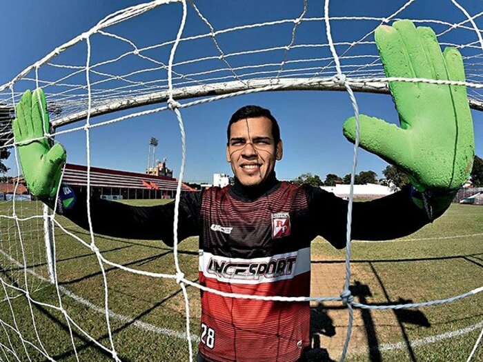 右耳は全聾、左耳健常者の20％以下……「お前には無理」と言われた青年が“プロGK”になるまで＜Number Web＞ photograph by L’Équipe