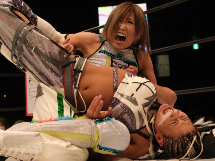 スターダム退団マッチで小波が“亡き戦友”木村花の技に込めた意味とは？ 対戦したジュリアは試合中に涙…「まだまだNEVER ENDです」＜Number Web＞ photograph by Norihiro Hashimoto