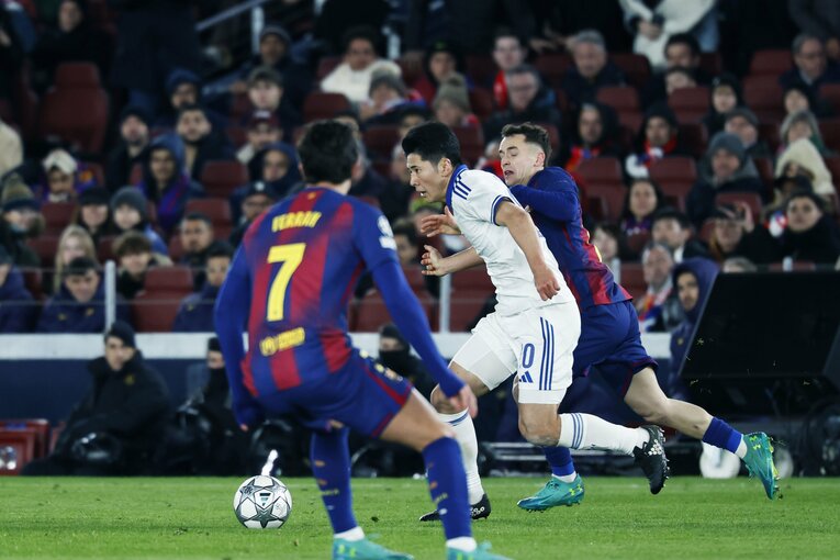 バルサ戦での鈴木（写真は右へ続きます）©Daisuke Nakashima