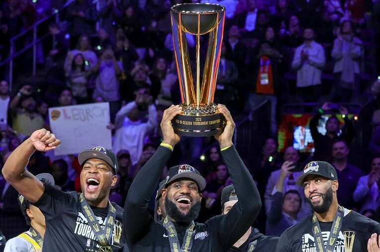 新設されたインシーズン・トーナメントでレイカーズを初代王者に導いたレブロン・ジェームズ。師匠と慕う八村塁（左）も圧巻プレーに驚きを隠せなかった ／ photograph by Getty Images