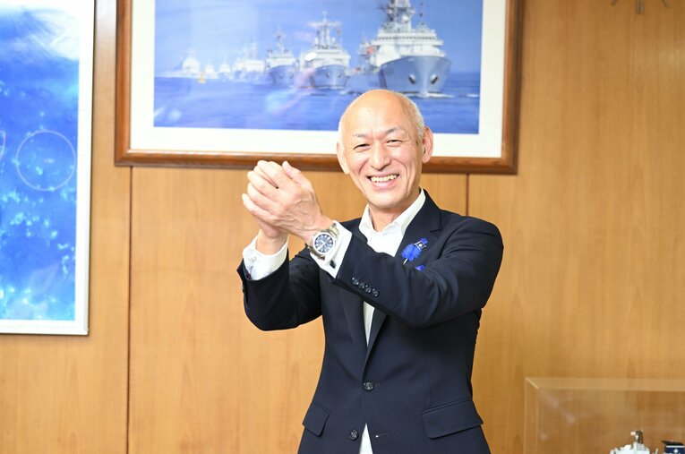 海上保安庁の長官室で投球フォームを披露してくれた瀬口長官。今も仕事の原動力になっているという野球からの学びとは？　©Keiji Ishikawa