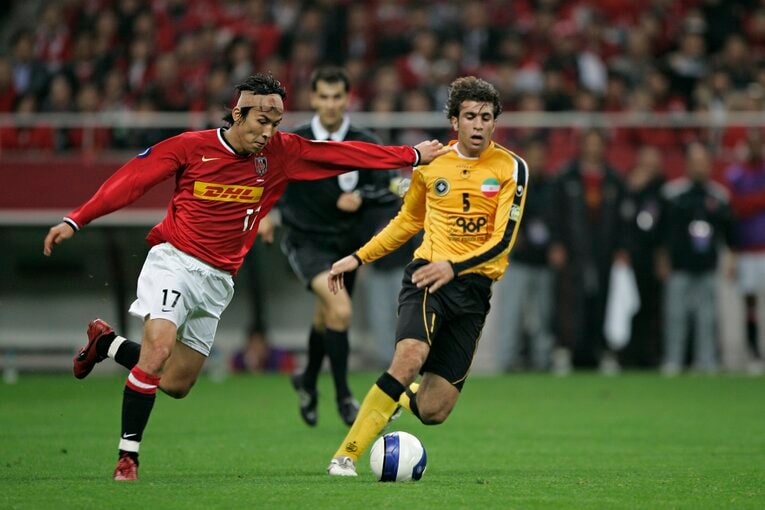 【長谷部誠の輝かしいキャリア】優勝した07年のACL決勝。頭から流血しながらもピッチに立った長谷部　©BUNGEISHUNJU