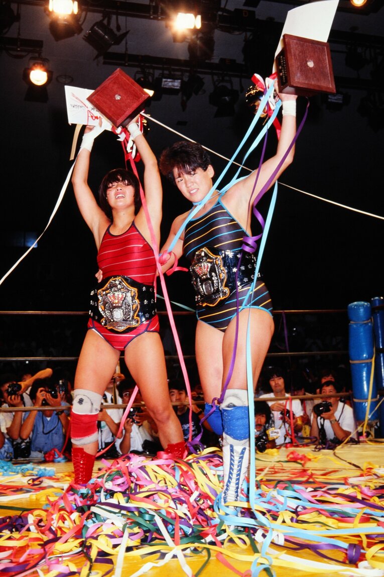 WWWA世界タッグ王座を獲得したクラッシュ・ギャルズ（1984年8月25日）　©AFLO