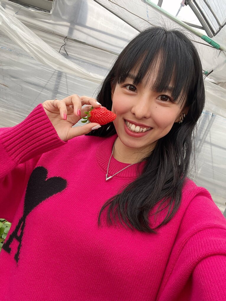 ハートのエースがあしらわれたセーターで、イチゴとのツーショット　写真は本人のツイッターより