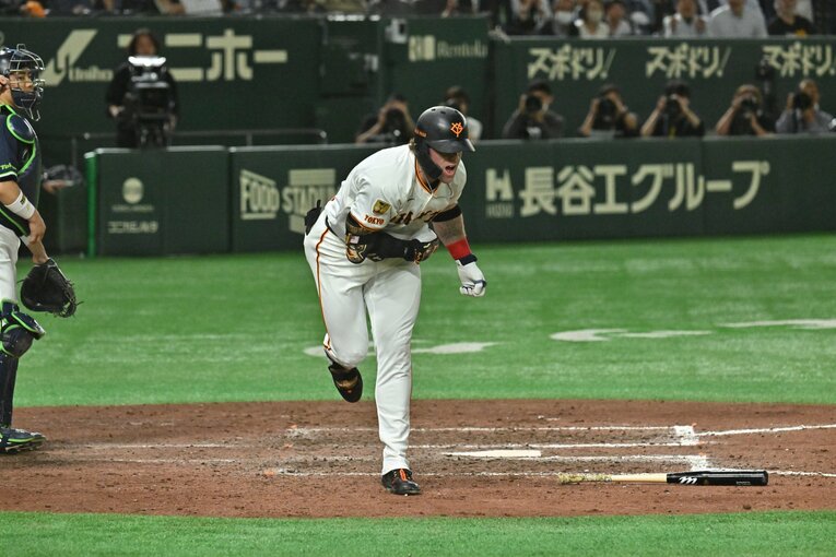 【連続写真3/3】死球に激怒と思いきや…出塁でガッツポーズ！　©Hideki Sugiyama