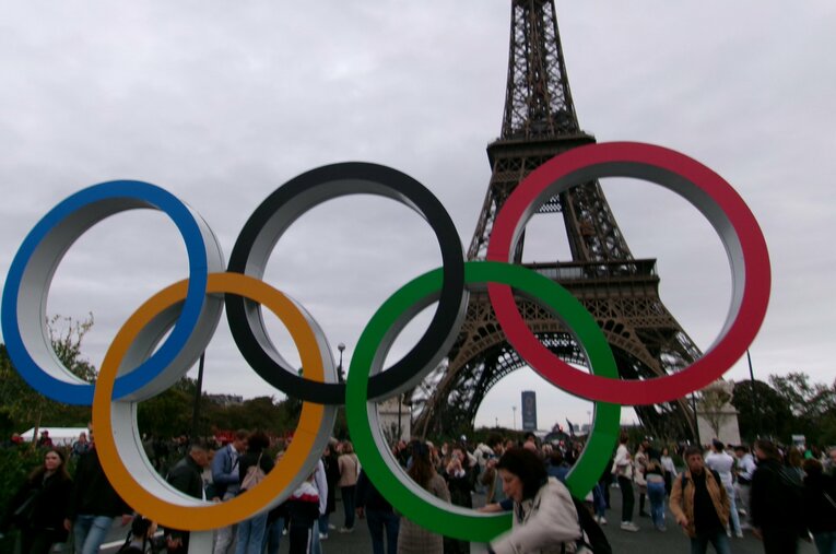 10月になっても五輪を懐かしむ雰囲気のエッフェル塔前 ／ photograph by Yuji Hirooka