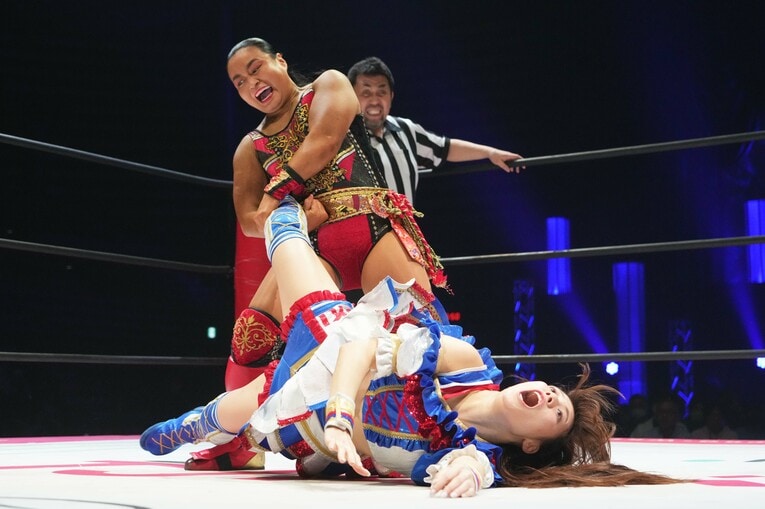 荒井優希の足を取りSTFに持って行こうとする里村明衣子　©Essei Hara