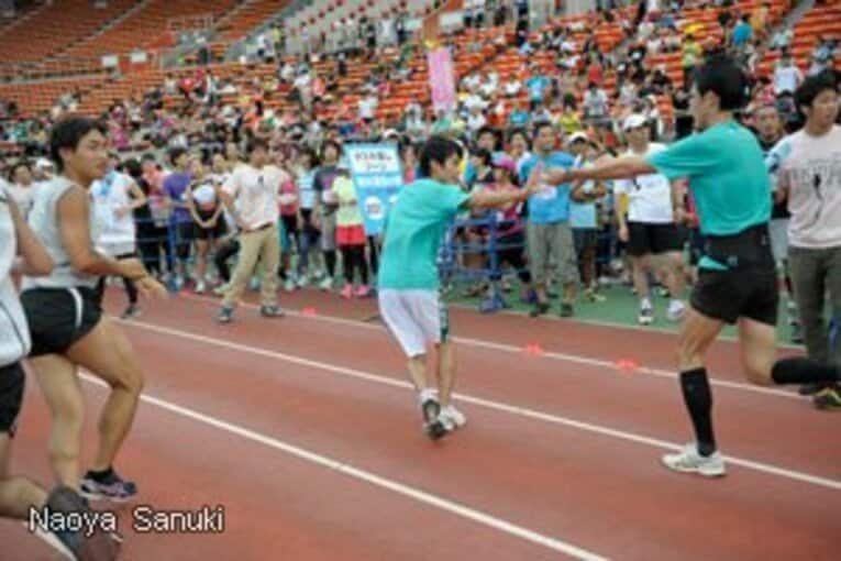 タスキをつなぐ瞬間は見せ場の一つ。それは箱根駅伝とも変わらない