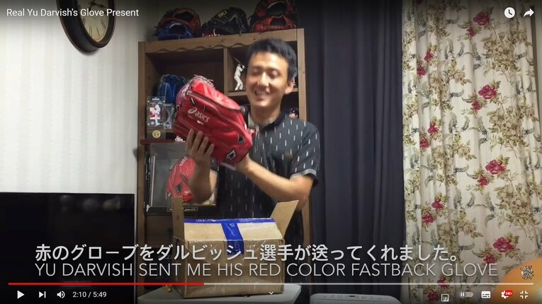 あまりの喜びに飛び跳ねるグァンジャさん（スクロールすると“オタク全開”の喜びようがご覧になれます、1/8）　YouTubeチャンネル「BIGHERO BASEBALL [달빛광자]」より