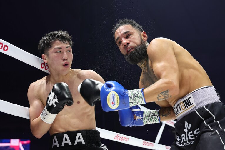 井上尚弥がルイス・ネリからダウンを奪った左フック　©JIJI PRESS