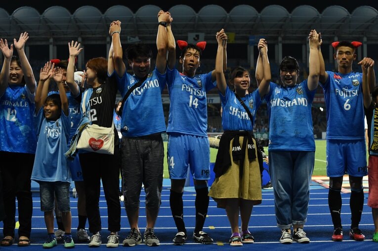 2019年、献血推進キャラクター「けんけつちゃん」の赤耳カチューシャを装着した中村さん。右には守田英正の姿も　©Masashi Hara/Getty Images