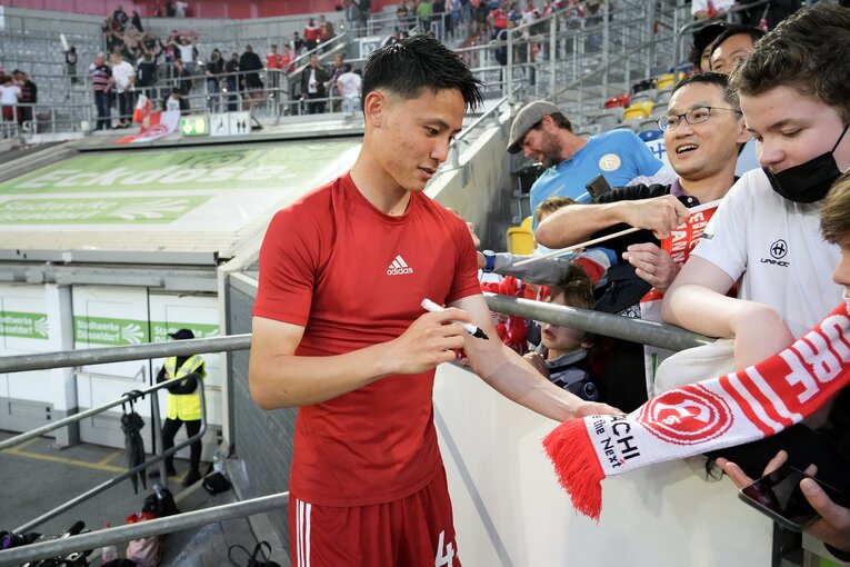 21-22シーズン、ファンのサインに応じる内野　©Getty Images