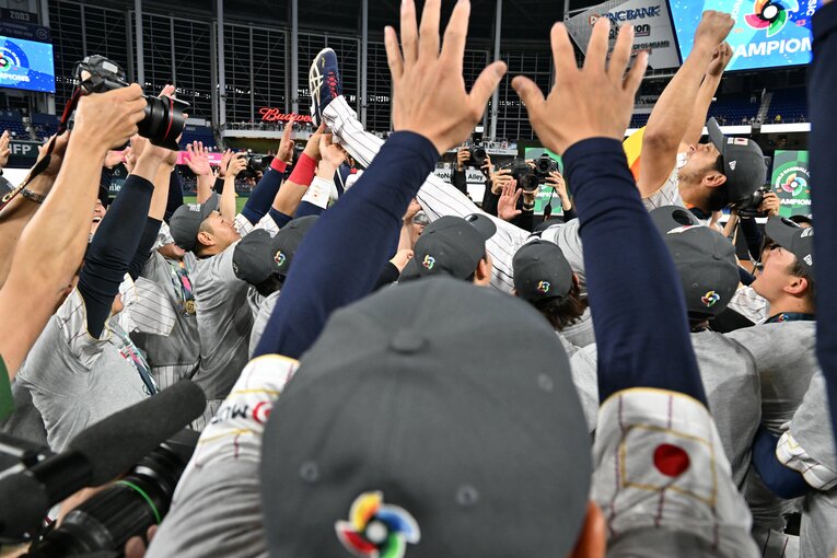 胴上げされるダルビッシュ　©Naoya Sanuki