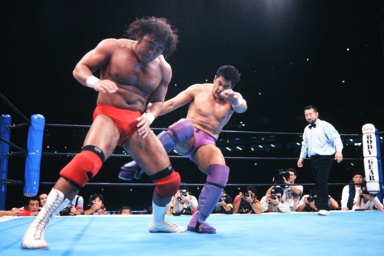 10.9のメインイベントで対戦した武藤敬司と高田延彦　©AFLO