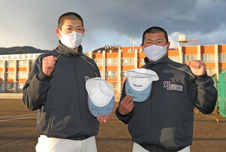 高校時代の小園（左）。右はロッテにドラフト1位で入団した松川虎生捕手　©JIJI PRESS