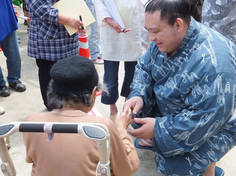 大相撲の“3.11”　被災地を訪れた力士たちの涙と誓い(16)