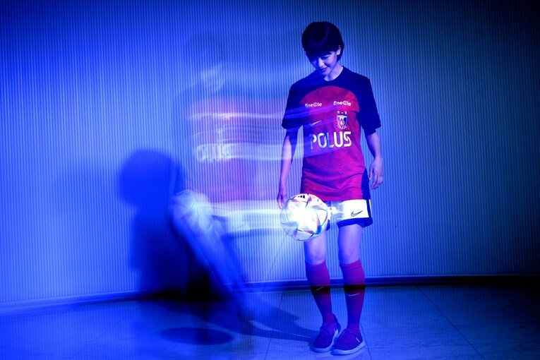 眞嶋さんの「ウマすぎリフティング」連続写真、幻想的バージョン　©Kiichi Matsumoto