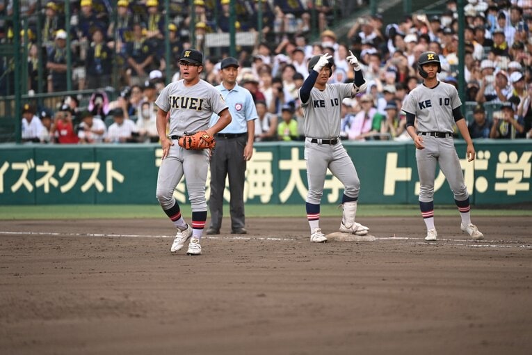 代打・清原勝児が出塁した中でコミュニケーションを取る仙台育英・一塁手の斎藤敏哉　©Naoya Sanuki