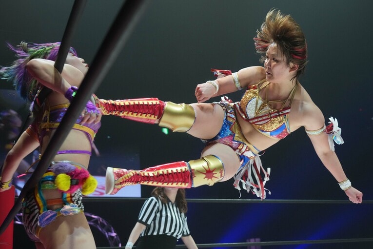 遠藤有栖にドロップキックを浴びせるSareee　©Essei Hara