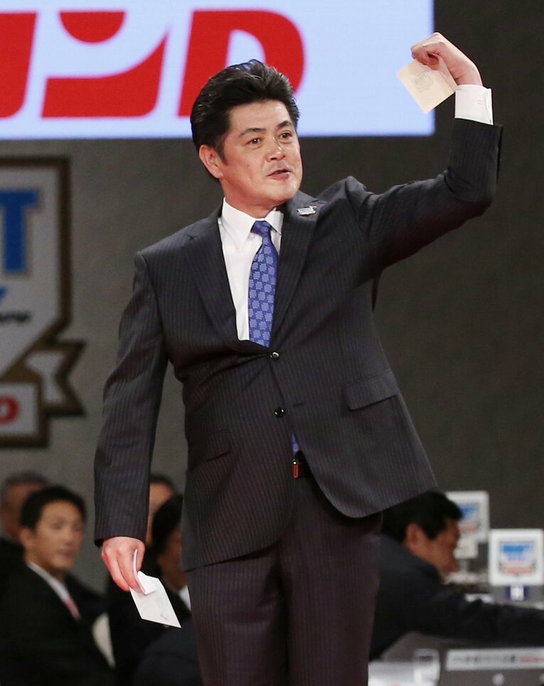 2015年ドラフト、高橋純平投手との交渉権を獲得し、喜ぶソフトバンクの工藤公康監督（当時）　©JIIJ PRESS