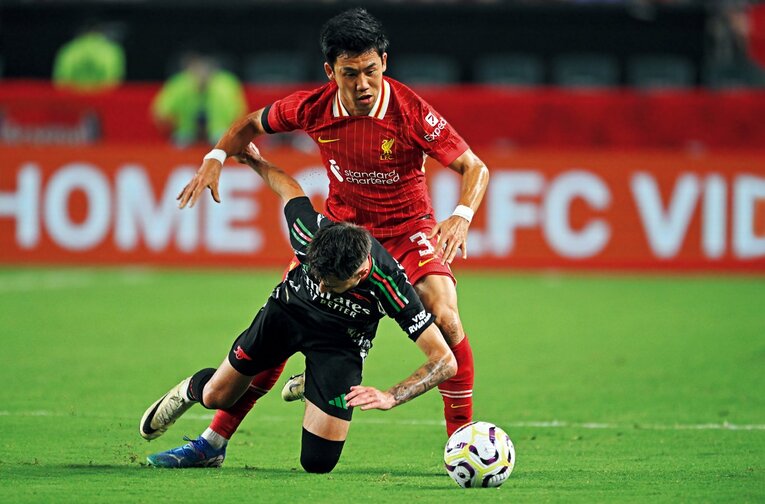 プレシーズンのアーセナル戦での遠藤　©︎Getty Images