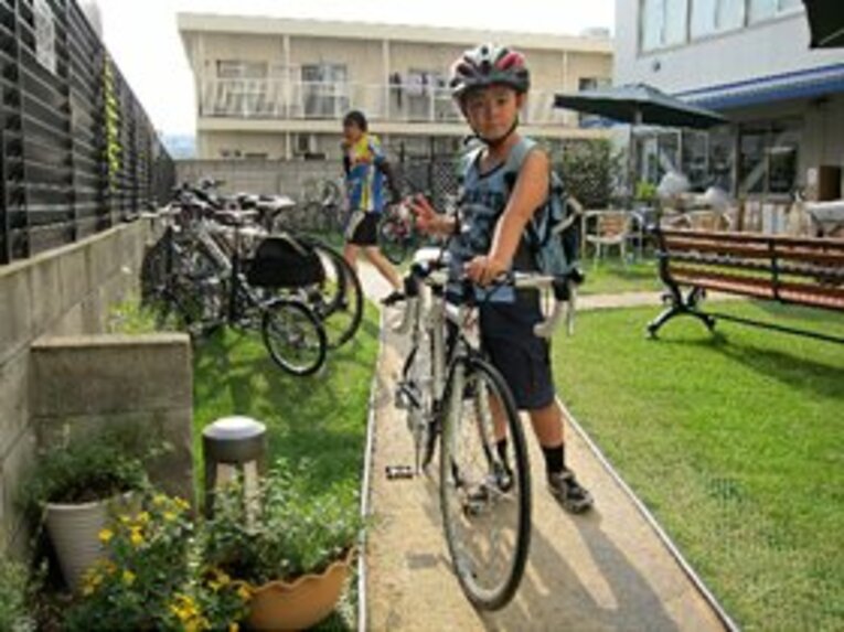 自転車と人との付き合い方の見本のようなショップと、その駐輪場。都心でこれだけのスペースとサービスを確保できるのは、さすが“高級自転車銀座”！