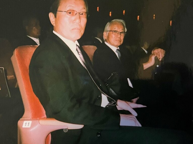 釜本邦茂（左）とホットラインを形成した杉山隆一。現在も交流は続いている（本人提供）