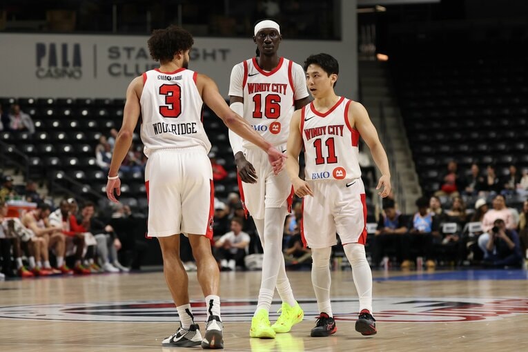 チームメイトを言葉をかわす河村　©︎Kiyoshi Mio