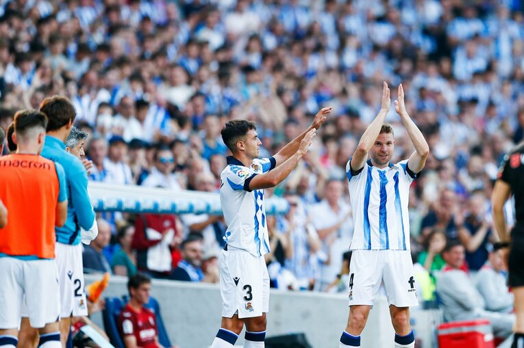 久保建英22歳誕生日に「タケはアイドル」日本語ボードの子供、メッシっぽい新ユニ姿やソシエダ主将との別れ…カメラマンが見た“幸せな最終節”(42)