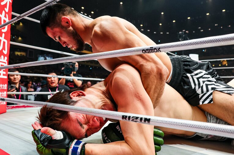 RIZINフェザー級王座戦、王者シェイドゥラエフの猛攻を受ける朝倉未来 ／ photograph by RIZIN FF Susumu Nagao