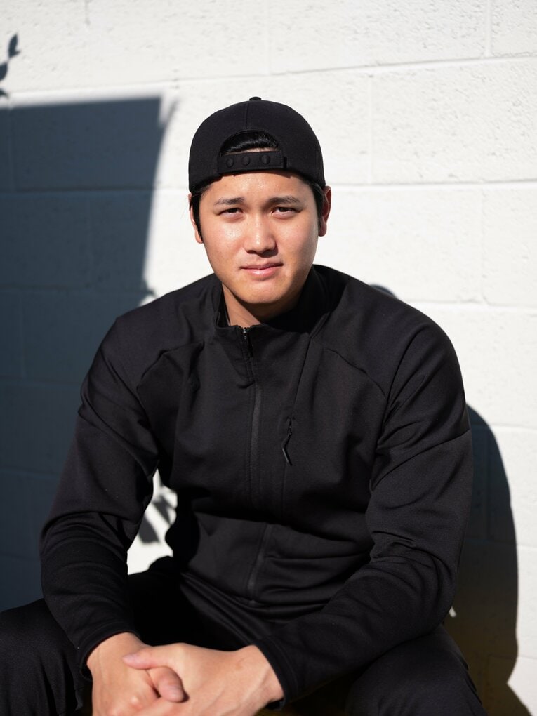 黒のトレーニングウェアとベースボールキャップでインタビューに応えた大谷翔平選手の“決め写真”　©Nanae Suzuki