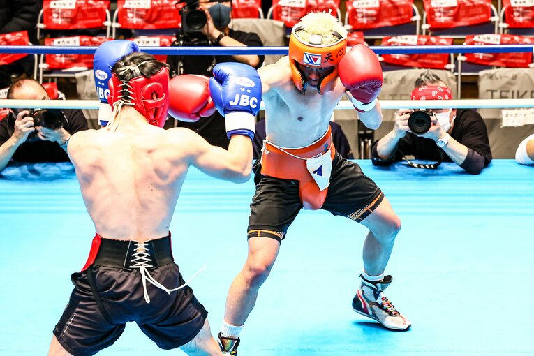 2月9日のプロテスト、日本バンタム級1位の南出仁とのスパーリング。構えはキック時代から大きく変化していた　©Susumu Nagao
