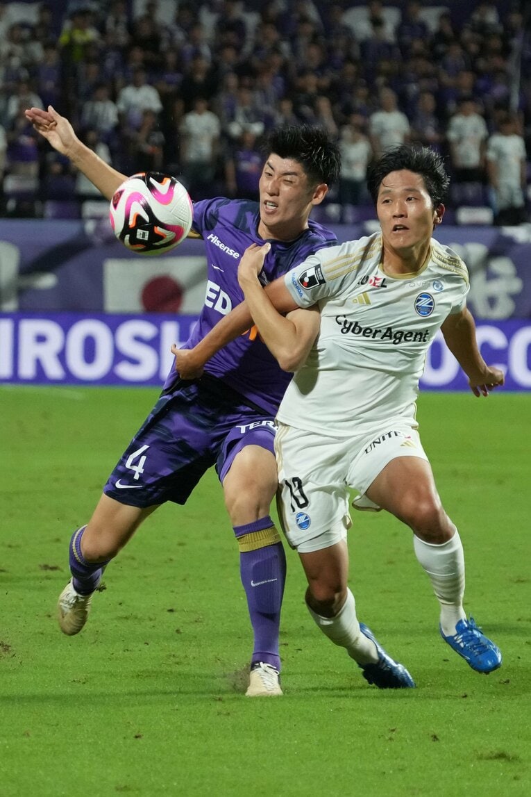 ナ・サンホに自由を与えない荒木隼人　©Masashi Hara