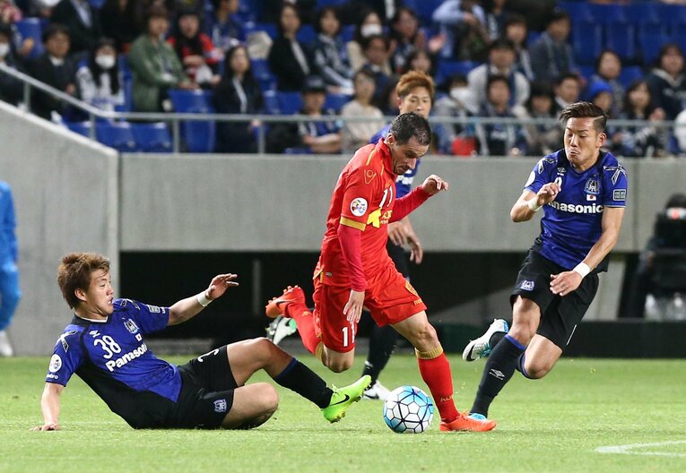 ボールを奪いに行くＧ大阪・堂安律（左）と井手口陽介（右）。この時、堂安は18歳　©SANKEI SHIMBUN