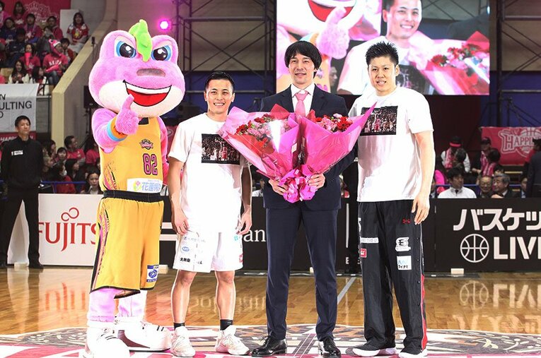 試合当日は秋田・水町亮介（中）の引退セレモニーも行なわれ、元チームメイトの千葉・富樫勇樹（左）と田口成浩（右）が花束を贈呈。 ／ photograph by B.LEAGUE